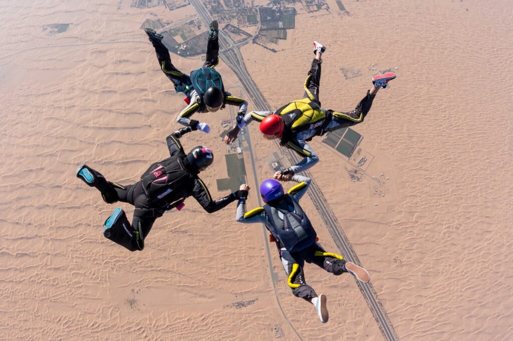 Les destinations et dropzones de rêve pour sauter en parachute 11 skydive dubai desert